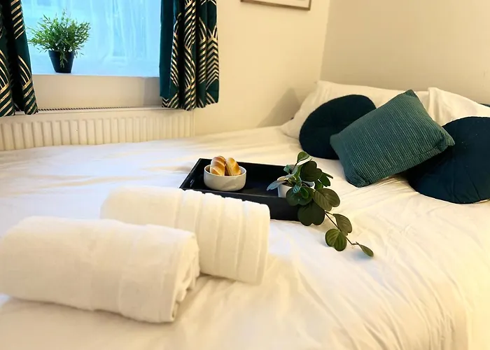3 Cosy Homes Walking Distance To Mall With Parking Available To Book Separately 3 Bed House Or 1 Bed Apartment Or Studio