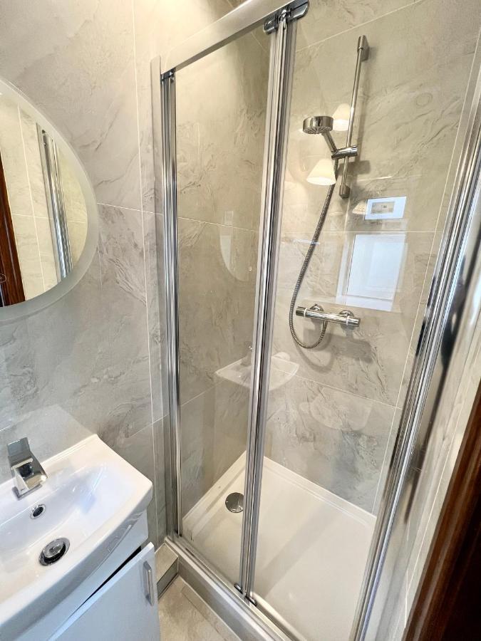 3 Cosy Homes Walking Distance To Mall With Parking Available To Book Separately 3 Bed House Or 1 Bed Or Hébergement de vacances Londres